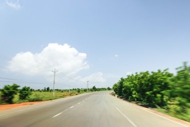 Hareket Bulanıklığı olan gerçek doğal Otoban yol