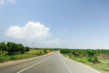 Hareket Bulanıklığı olan gerçek doğal Otoban yol
