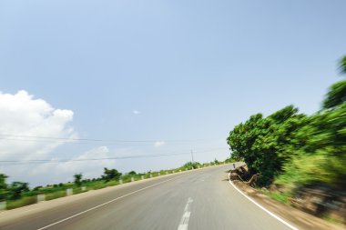 Hareket Bulanıklığı olan gerçek doğal Otoban yol