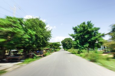 Hareket Bulanıklığı olan gerçek doğal Otoban yol