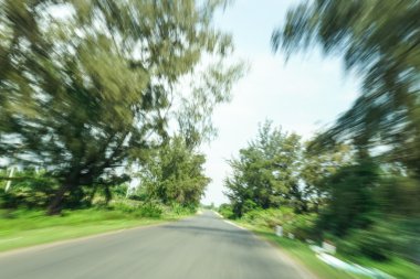 Hareket Bulanıklığı olan gerçek doğal Otoban yol