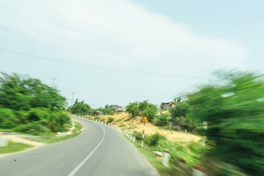 Hareket Bulanıklığı olan gerçek doğal Otoban yol