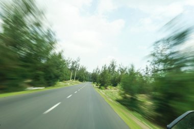 Hareket Bulanıklığı olan gerçek doğal Otoban yol