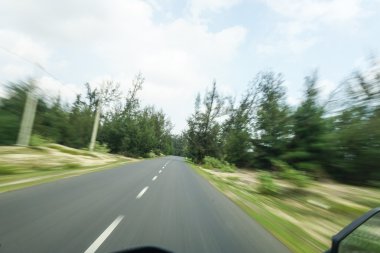Hareket Bulanıklığı olan gerçek doğal Otoban yol