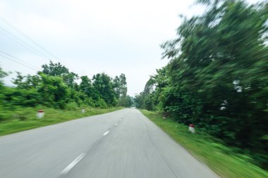 Hareket Bulanıklığı olan gerçek doğal Otoban yol