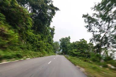 Hareket Bulanıklığı olan gerçek doğal Otoban yol