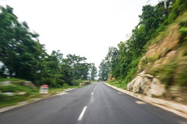 Hareket Bulanıklığı olan gerçek doğal Otoban yol