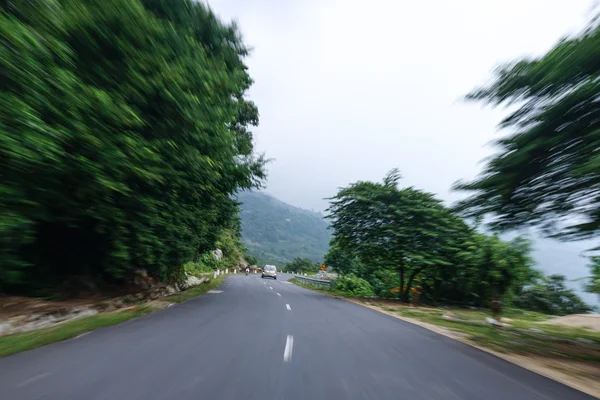 Echte natürliche Autobahn-Straße mit Bewegungsunschärfe — Stockfoto