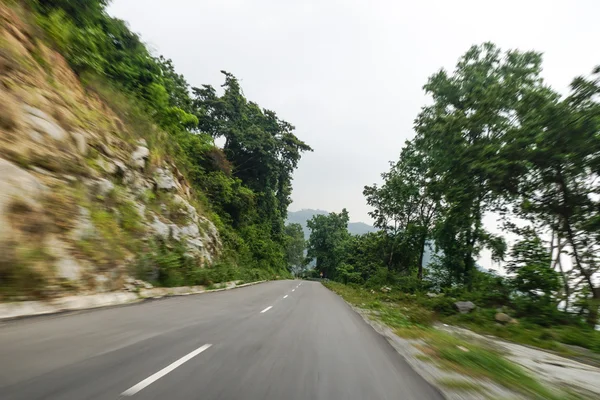 Echte natürliche Autobahn-Straße mit Bewegungsunschärfe — Stockfoto