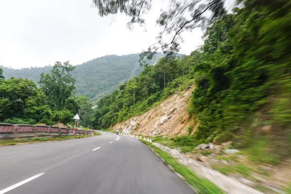 Echte natürliche Autobahn-Straße mit Bewegungsunschärfe — Stockfoto