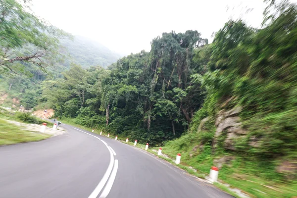 Verdadero camino de carretera natural con desenfoque de movimiento — Foto de Stock