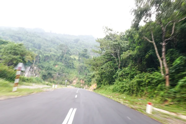 Verdadero camino de carretera natural con desenfoque de movimiento — Foto de Stock