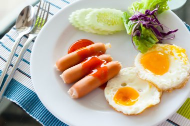 İngiliz kahvaltısı - kızarmış yumurta, sosis