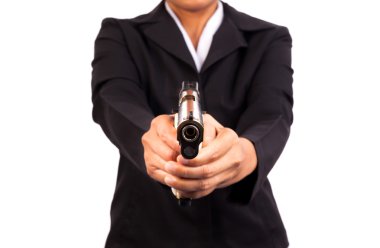 Elinde bir silah arka yüzüne iş elbiseli kadının yakın çekim