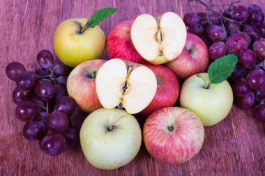 karışık taze çiğ olgunlaşmış meyve elma izole beyaz üzüm kümesi