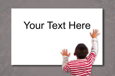 Sevimli genç çocuk ve boş işareti