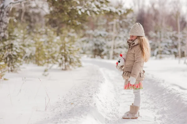 Mädchen geht im Winter im Wald spazieren — Stockfoto