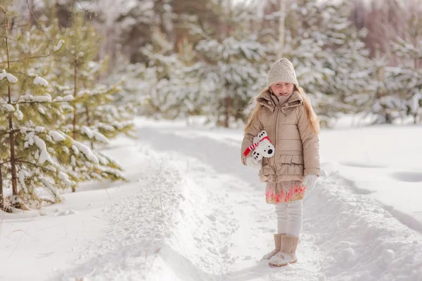 Flicka promenader i skogen på vintern — Stockfoto