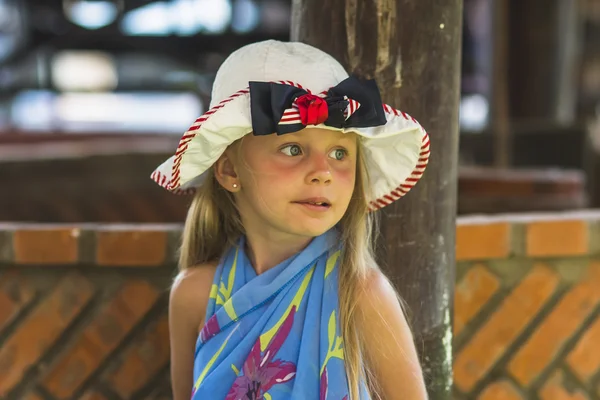 Retrato de uma menina em um chapéu — Fotografia de Stock