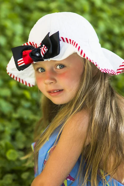 Retrato de uma menina em um chapéu — Fotografia de Stock