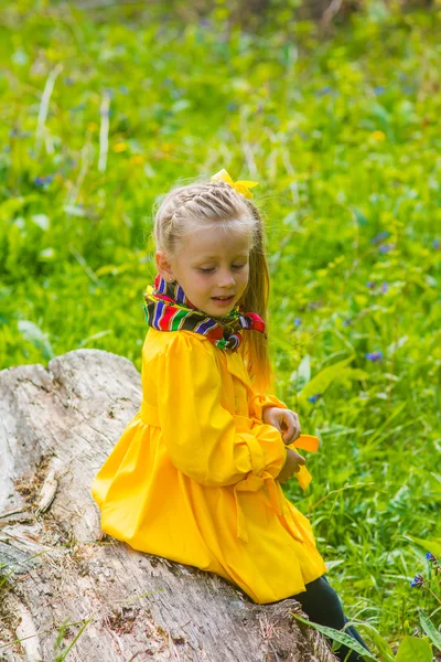 Meisje wandelingen in het park op een zonnige dag — Stockfoto