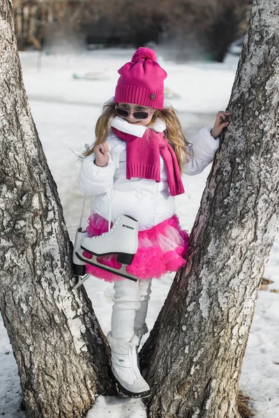 Mädchen schnappte sich Schlittschuhe und ging zur Eisbahn — Stockfoto