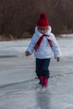 Erken Bahar kız su birikintileri gider