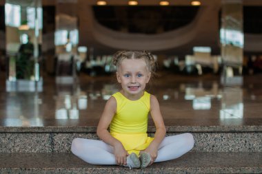 Kız jimnastik ve dans devreye girer