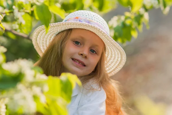 Portret van een klein meisje met een hoed — Stockfoto