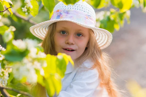 Vroege voorjaar meisje gaat door de plassen — Stockfoto