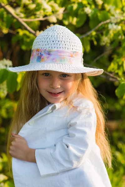 Portrait of a little girl in a hat — Stock Photo, Image