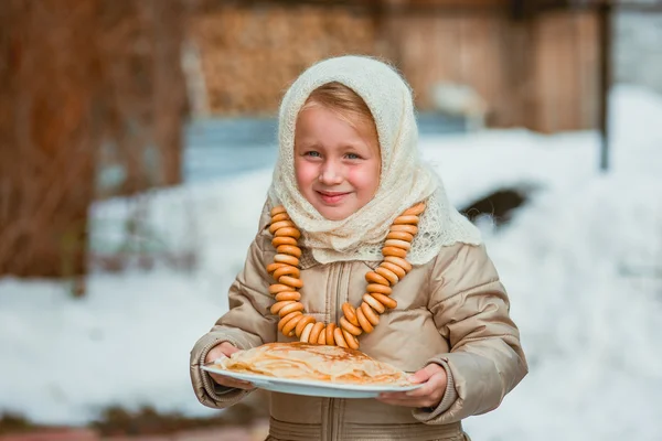 Mädchen mit Pfannkuchen im russischen Schal — Stockfoto