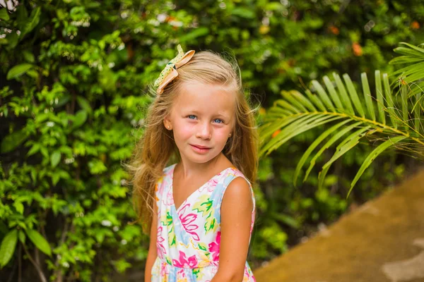Retrato de uma menina em um palmeiral — Fotografia de Stock