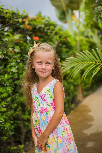 Portrait d'une fille dans une palmeraie — Photo