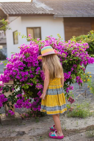 Дівчина стоїть біля красивого квітучого дерева — стокове фото