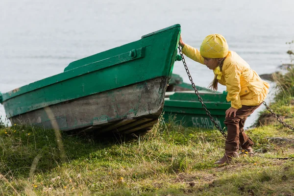 Mädchen erwägt ein Boot — Stockfoto