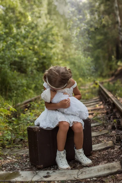 La fille dans une forêt d'été — Photo