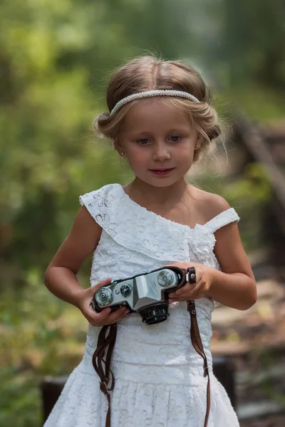Девушка с ретро камерой в руках — стоковое фото