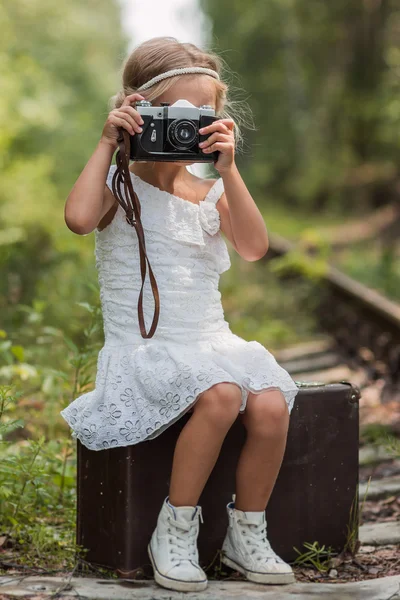 Mädchen mit Retro-Kamera in der Hand — Stockfoto