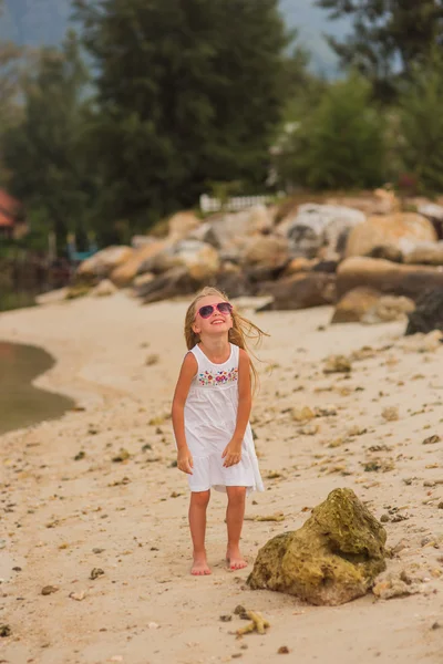 Веселая девушка в солнечных очках — стоковое фото