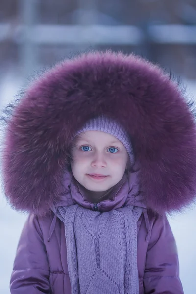 Retrato de inverno de uma menina no capô — Fotografia de Stock