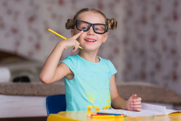 Una ragazza con due trecce insegna lezioni — Foto Stock