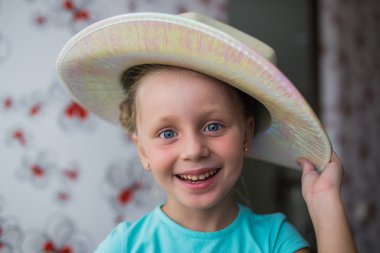 Aptal gün şapkalı bir kız