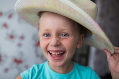 Aptal gün şapkalı bir kız