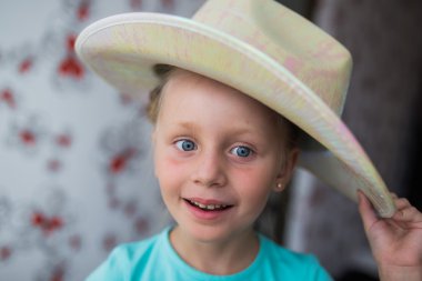 Aptal gün şapkalı bir kız