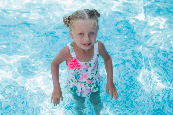 Beautiful cheerful girl in the pool — Stock Photo, Image