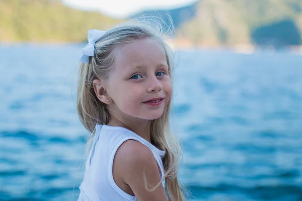 Portrait d'une belle fille aux cheveux longs sur la plage — Photo