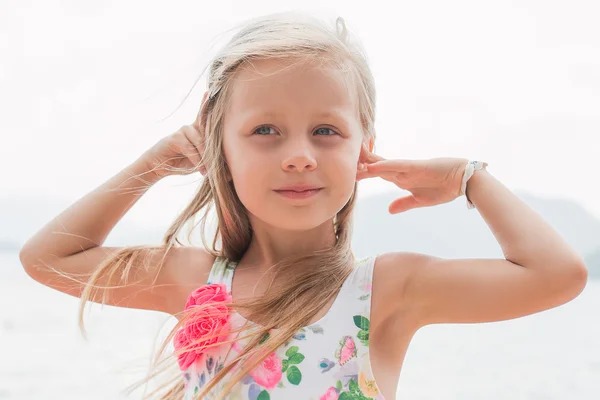 Retrato de una hermosa chica con el pelo largo en la playa — Foto de Stock