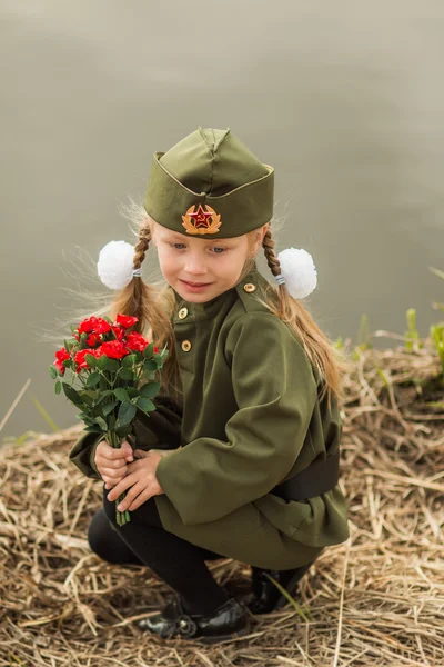 Porträt eines Mädchens in Militäruniform — Stockfoto
