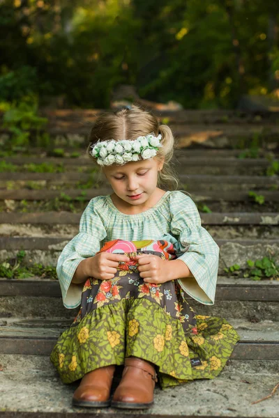 夏の日の階段で座っている民族衣装でロシアの女の子 — ストック写真